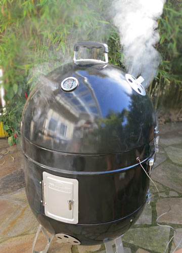 Grill muss zum Smoken geschlossen sein